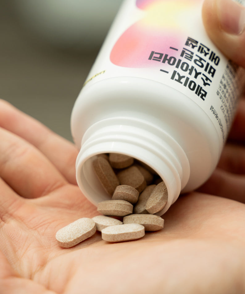 LAZY SOCIETY Biotin Essentail Wholesale : flacon et comprimés sur main, marque LAZY SOCIETY, contexte bien-être.