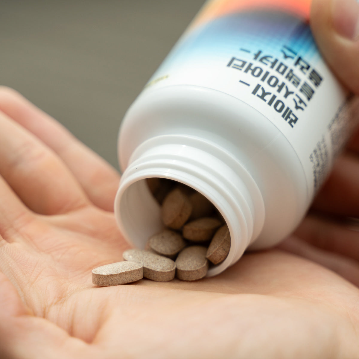 LAZY SOCIETY Black Maca Plus Supplement 120 Tablets : gélules brunes près d’un flacon blanc, mains, contexte produit.