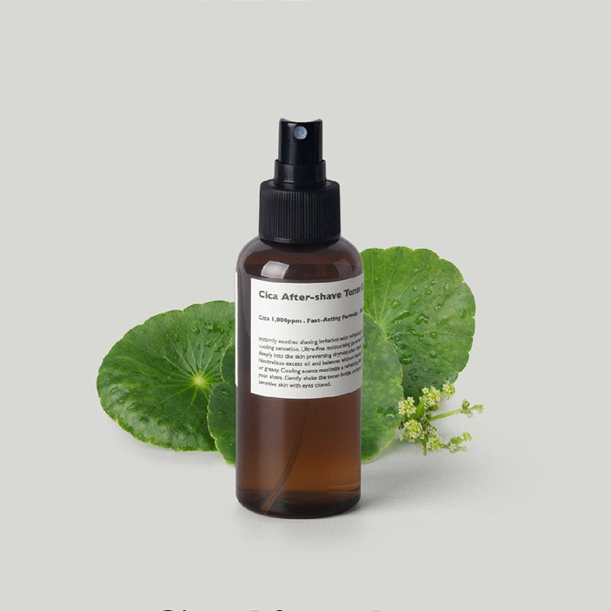 LAZY SOCIETY Cica Aftershave Toner Spray 120ml, spray après-rasage sur fond clair, feuille de cica verte en décor.