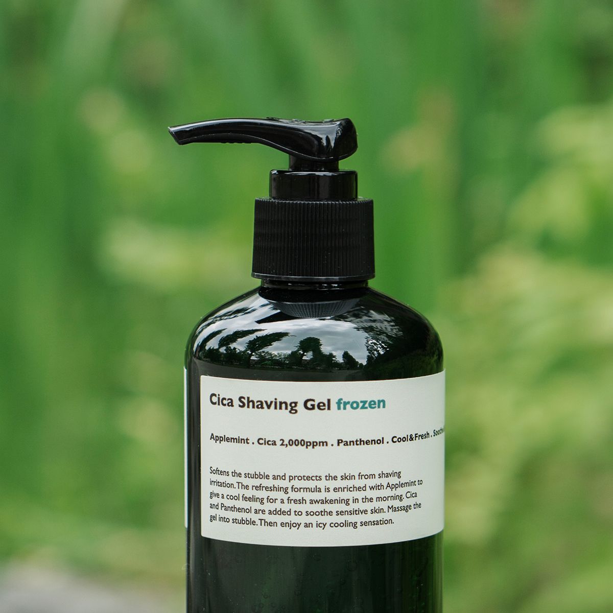 LAZY SOCIETY Cica Shaving Frozen 250ml, gel à raser cica sur fond vert naturel, flacon avec pompe noire.
