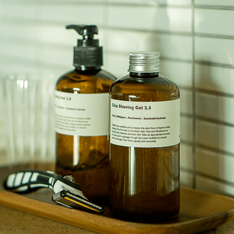 LAZY SOCIETY Cica Shaving Gel 2.3 250ml, flacon dans une salle de bain, ambiance spa, marque visible sur l’étiquette.