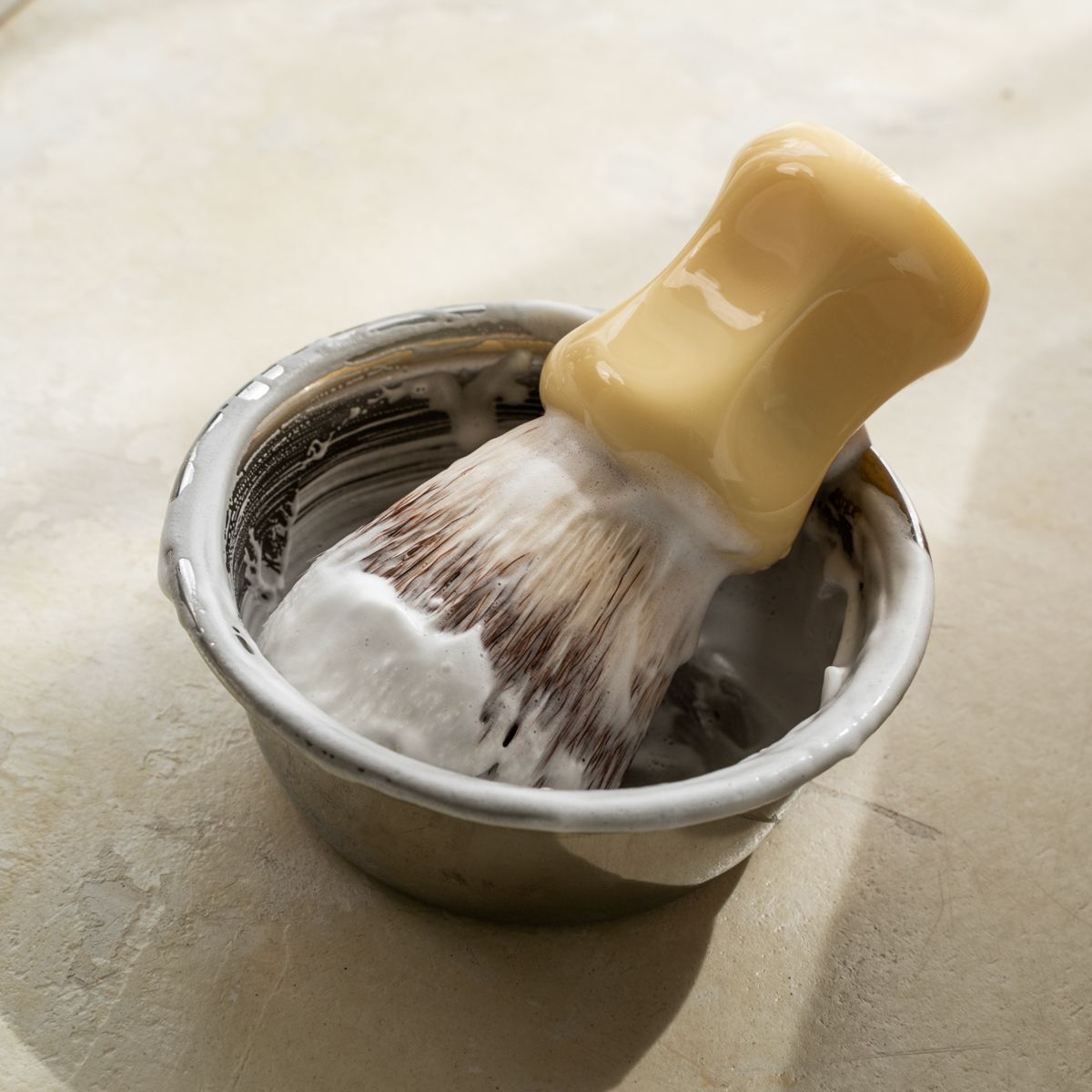 LAZY SOCIETY Classic Shaving Brush : mousse appliquée au rasage, brosse tenue sur un bol en céramique, décor salle de bain