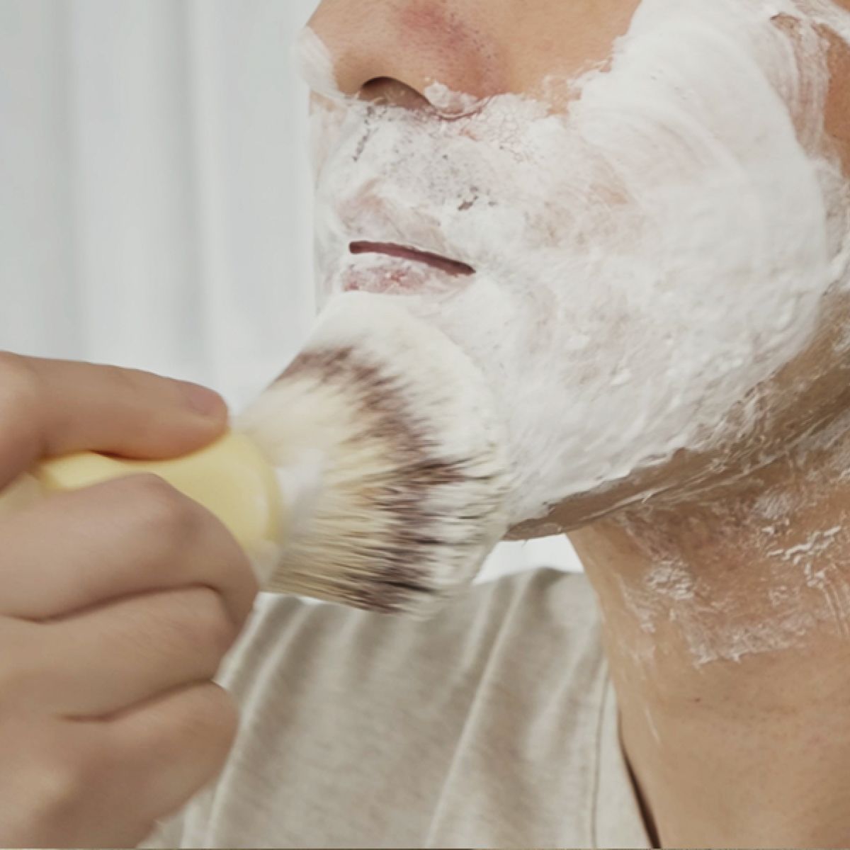 LAZY SOCIETY Classic Shaving Brush, rasage traditionnel : main utilisant la brosse sur la mousse, salle de bain