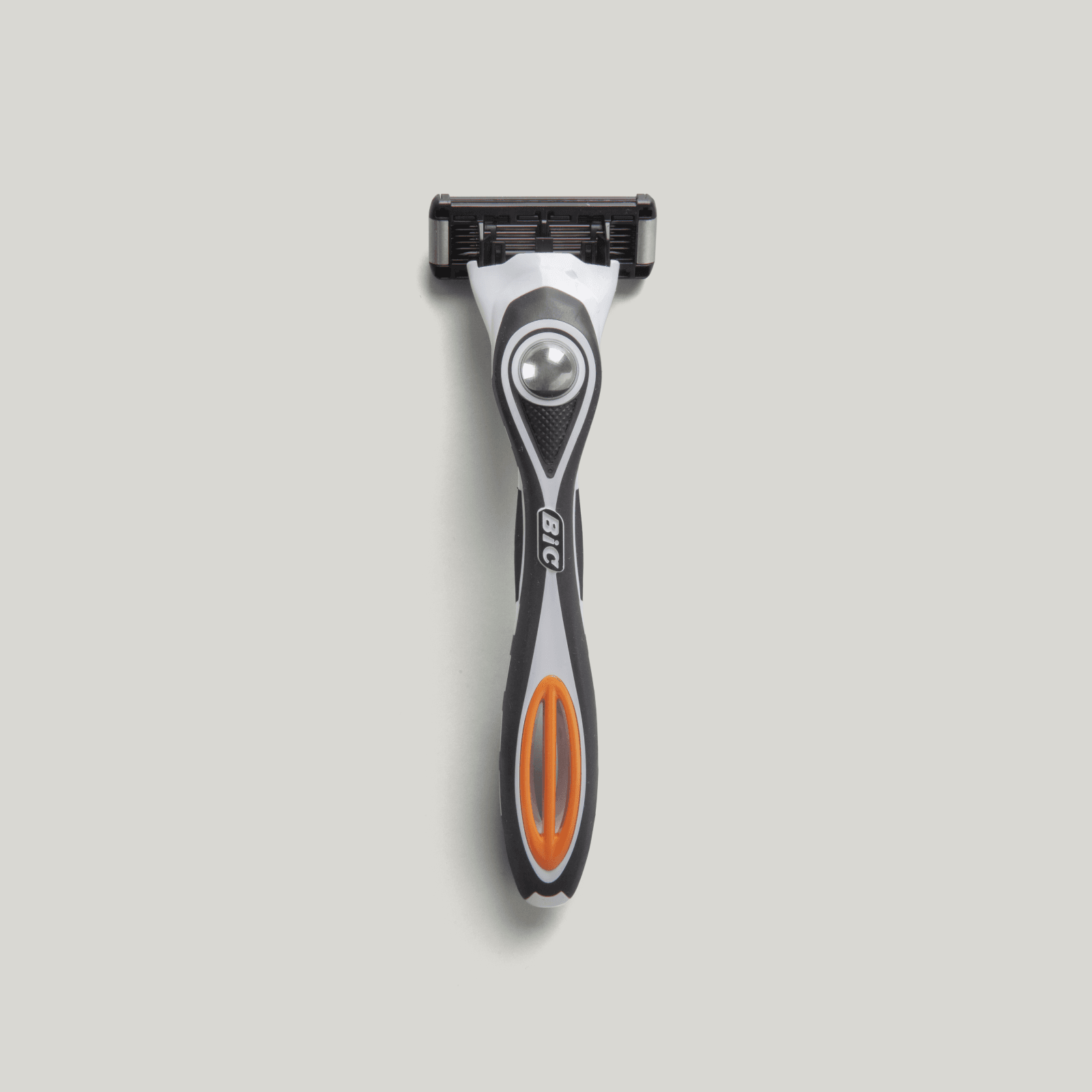 LAZY SOCIETY Experience Lit Set, rasoir noir et orange sur fond clair, produit de la marque LAZY SOCIETY, image studio