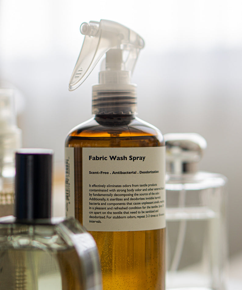 LAZY SOCIETY Fabric Fresh Spray 300ml, spray textile en gros plan, marque visible sur l’étiquette, décor salle de bain