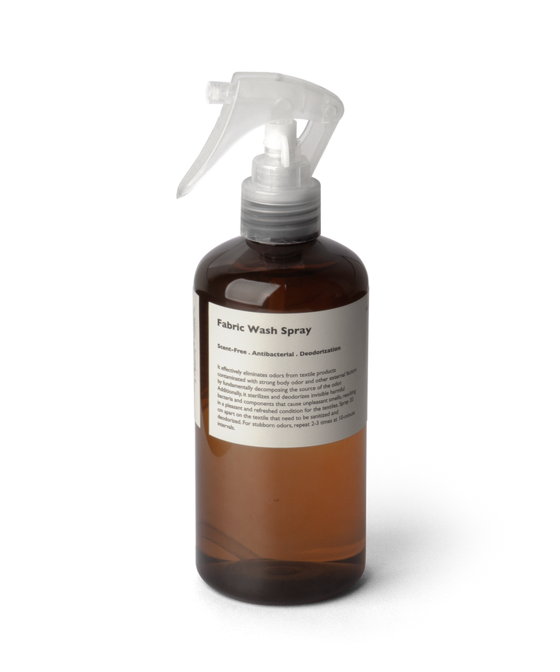 LAZY SOCIETY Fabric Fresh Spray 300ml, spray désodorisant pour textiles, bouteille brune avec brumisateur, fond blanc.