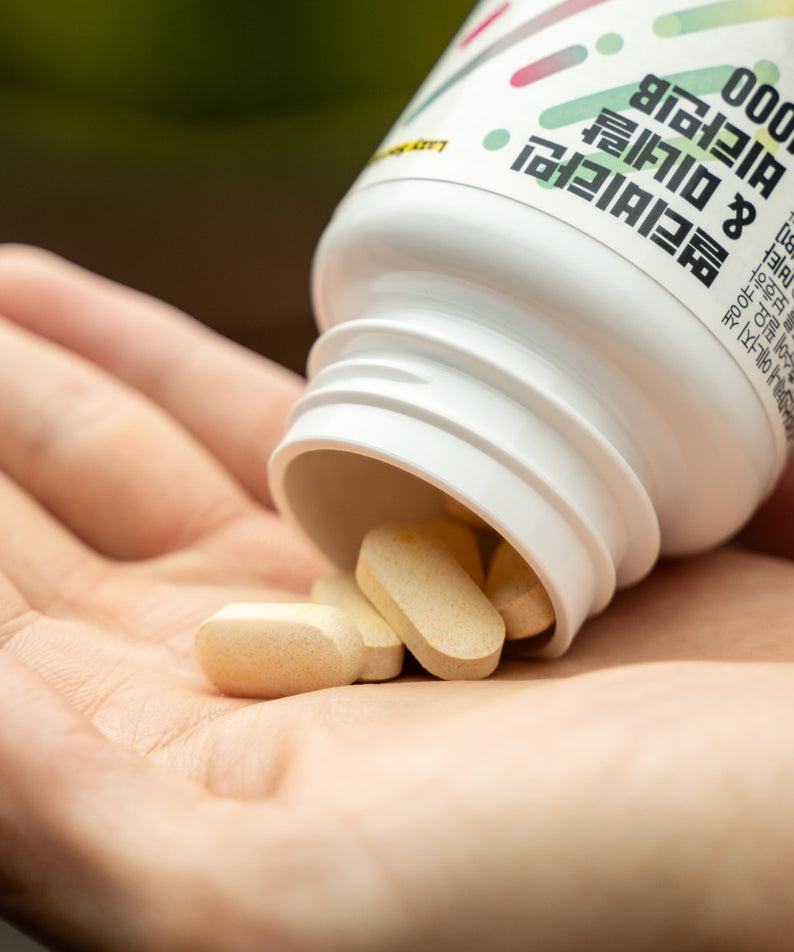 Main tenant LAZY SOCIETY Multivitamin & Mineral Vitamin B 1000, comprimés sur la peau, emballage en gros plan.
