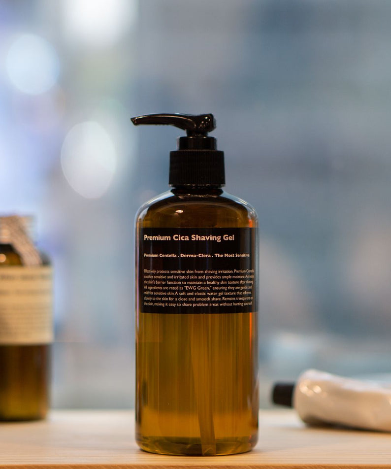 LAZY SOCIETY Premium Cica Shaving Gel 300ml, marque sur flacon de gel à raser, salle de bain moderne, fond flou