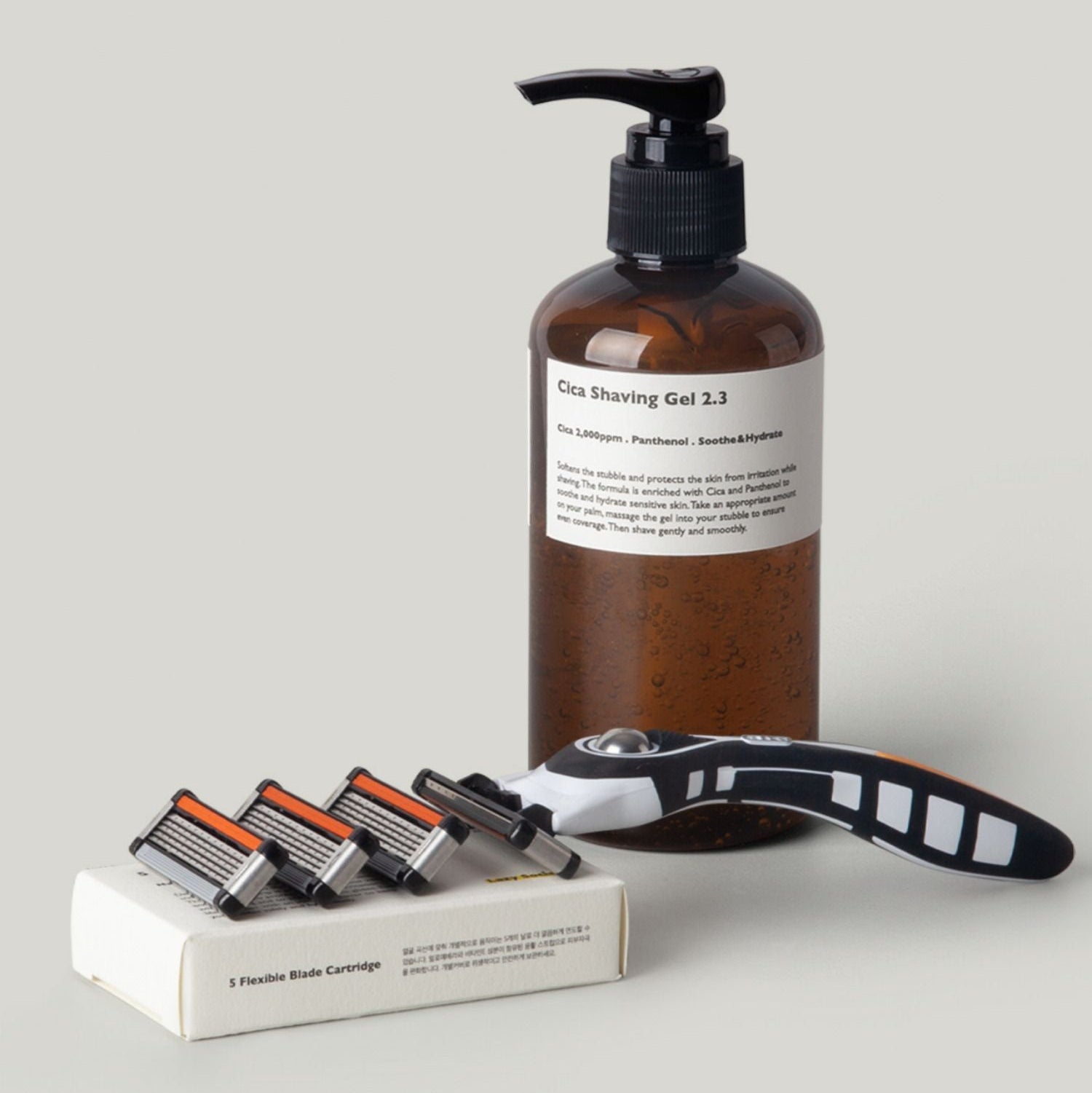 LAZY SOCIETY Shaving Set 24 Packs : rasoir noir et gel à la main, flacon brun, accessoires sur fond clair.