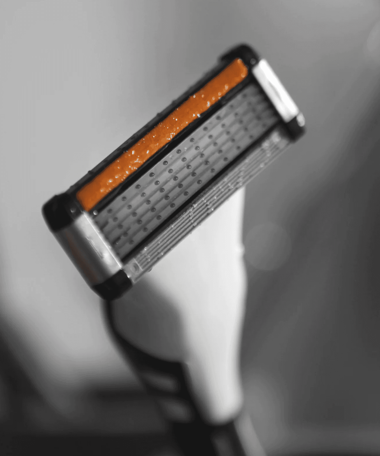 LAZY SOCIETY Shaving Set 24 Packs : rasoir noir et orange sur salle de bain, marque visible, contexte visuel.