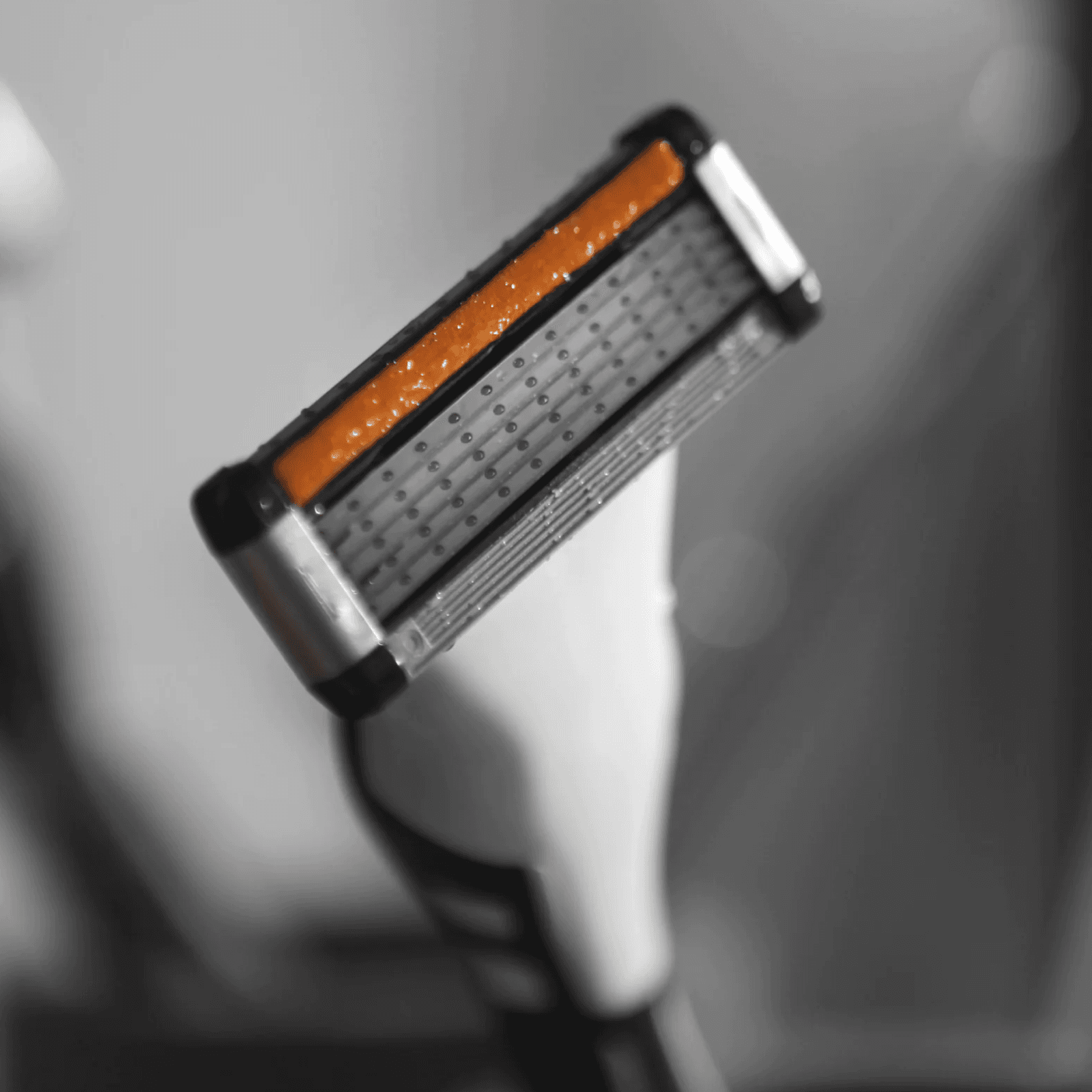 LAZY SOCIETY Shaving Set 24 Packs : rasoir noir et orange sur salle de bain, marque visible, contexte visuel.