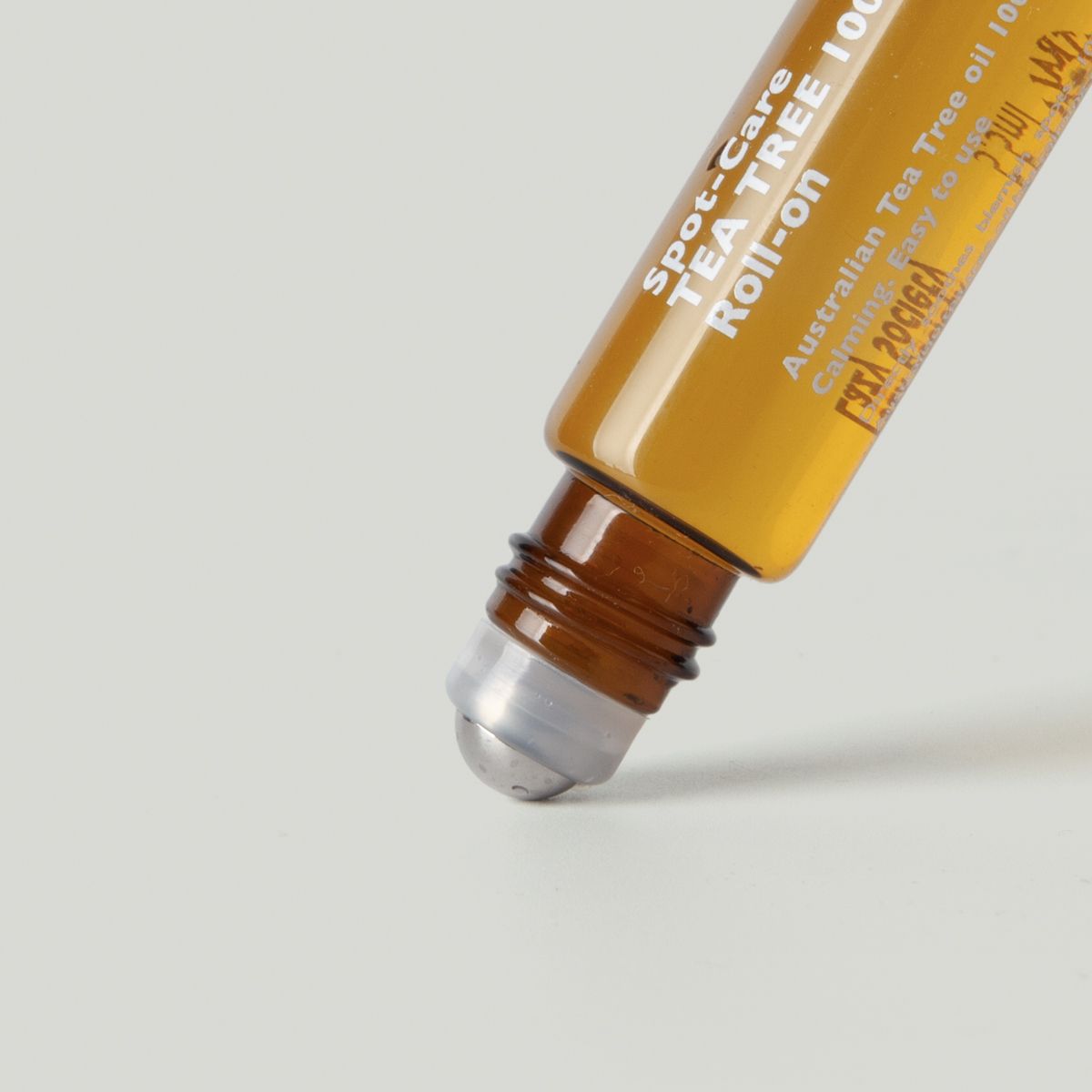 LAZY SOCIETY Spot Care Tea Tree 100 Roll on 5.5ml, flacon roll-on au tea tree sur fond clair, marque en gros plan.