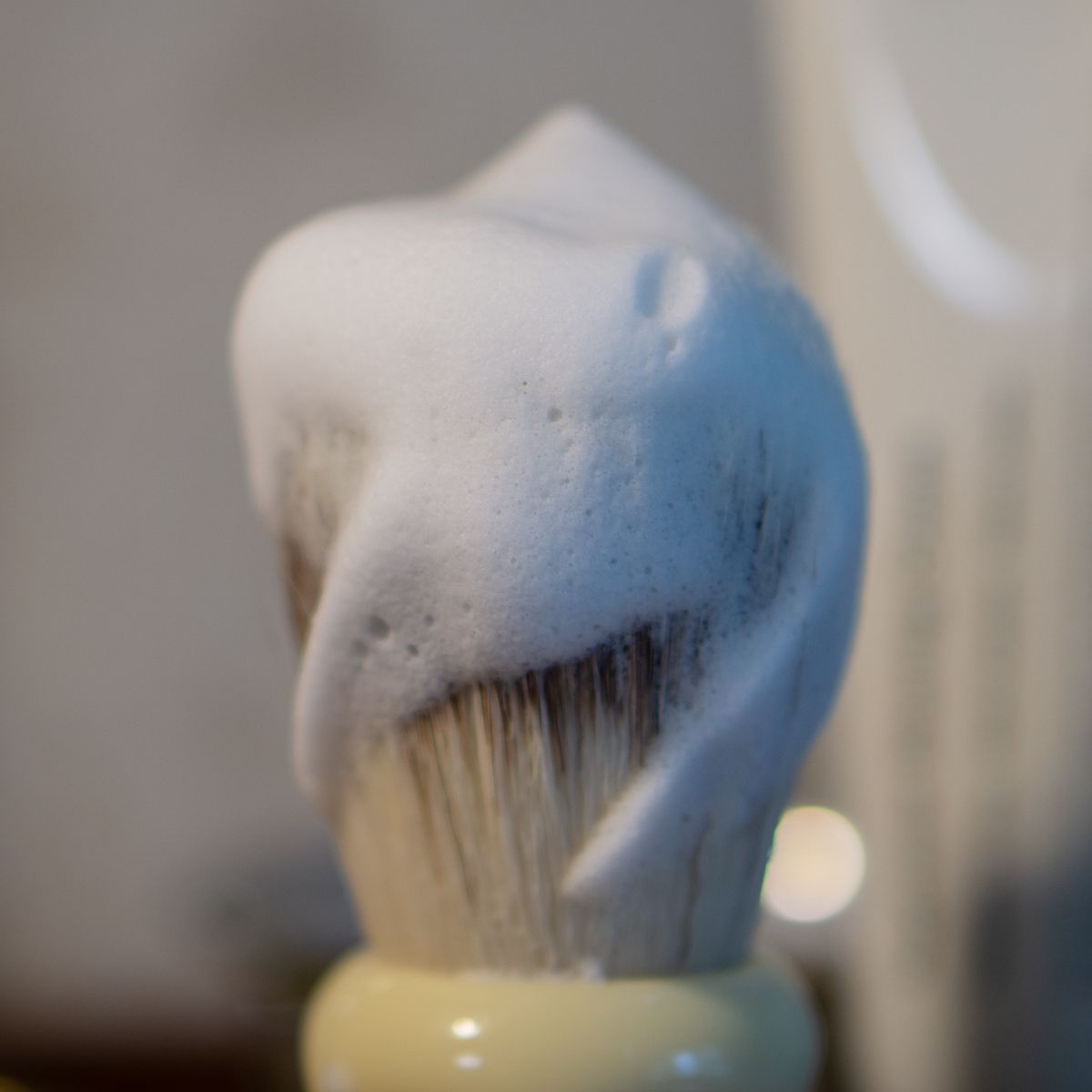 LAZY SOCIETY Superme Shaving Cream 100ml en gros plan : mousse de rasage bleue, brosse et contexte salle de bain.