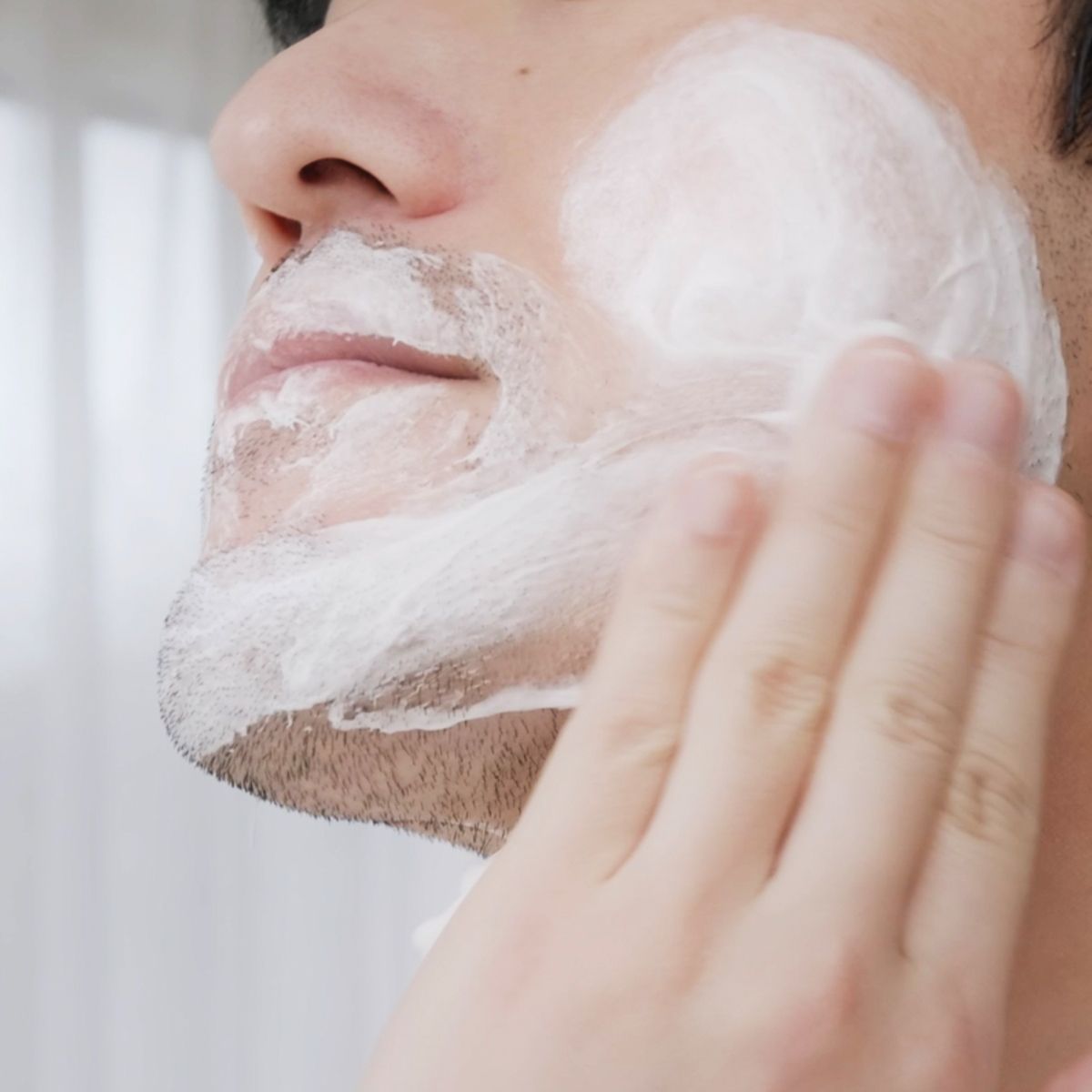 LAZY SOCIETY Superme Shaving Cream 100ml sur un visage rasé, mousse blanche appliquée; marque LAZY SOCIETY en usage