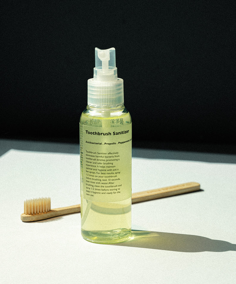 LAZY SOCIETY Toothbrush Sanitizer 100ml, flacon avec pompe sur fond noir, brosse à dents en contexte d’hygiène