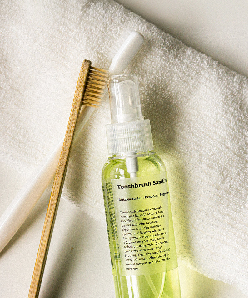 LAZY SOCIETY Toothbrush Sanitizer 100ml, flacon sur serviette, brosse à dents, contexte hygiène à la maison