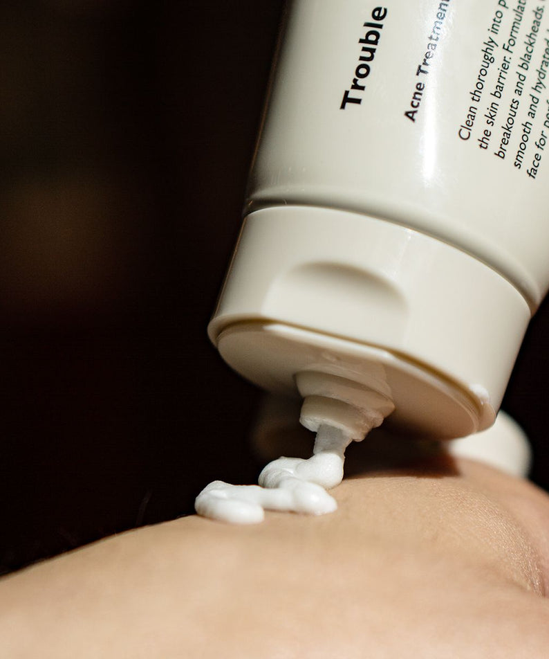 LAZY SOCIETY Trouble Solution Foam Cleanser 120ml en flacon, mousse sur main, contexte beauté et soin visage