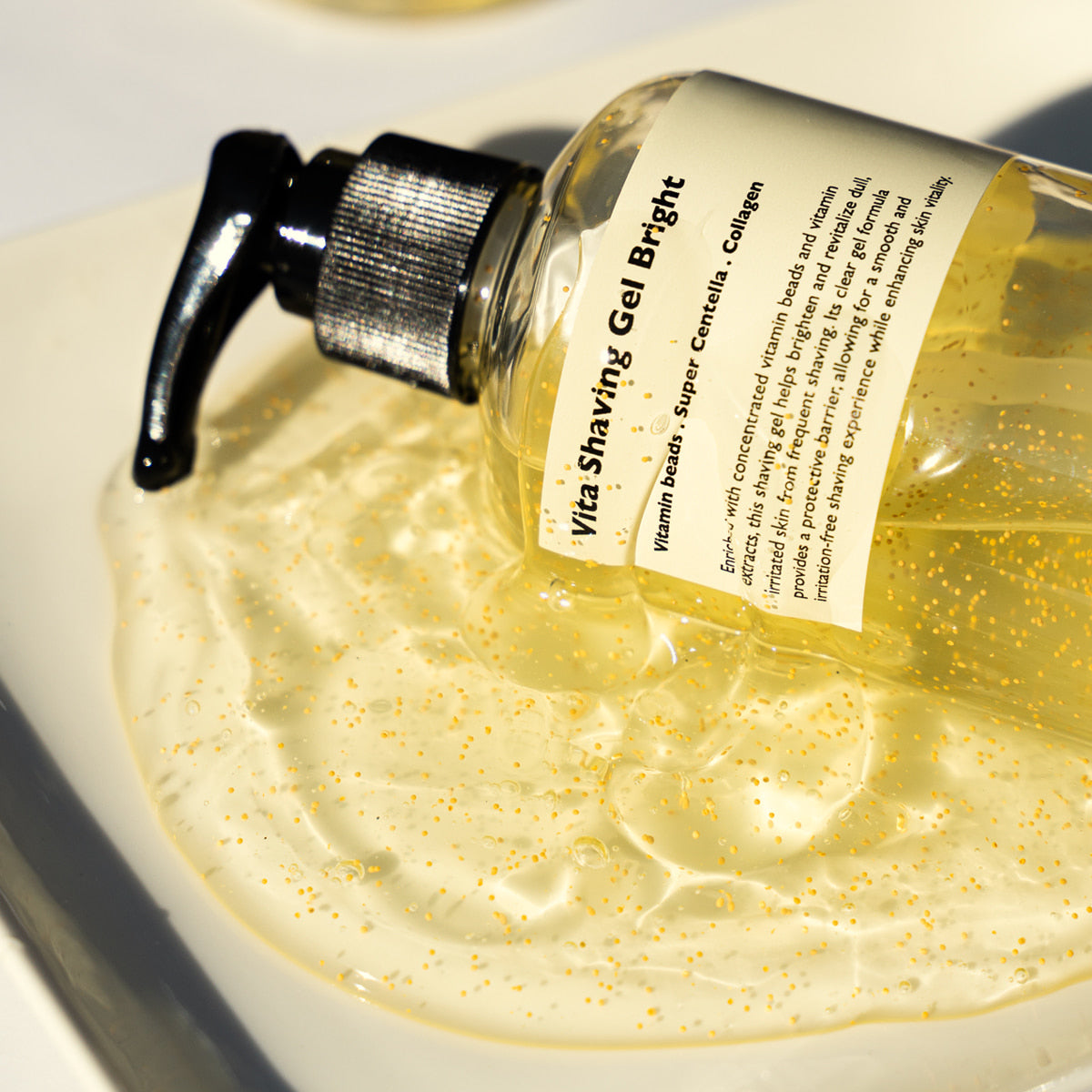 LAZY SOCIETY Vita Shaving Gel Bright 250ml : flacon sur gel crème doré, salle de bain, branding en gros plan.