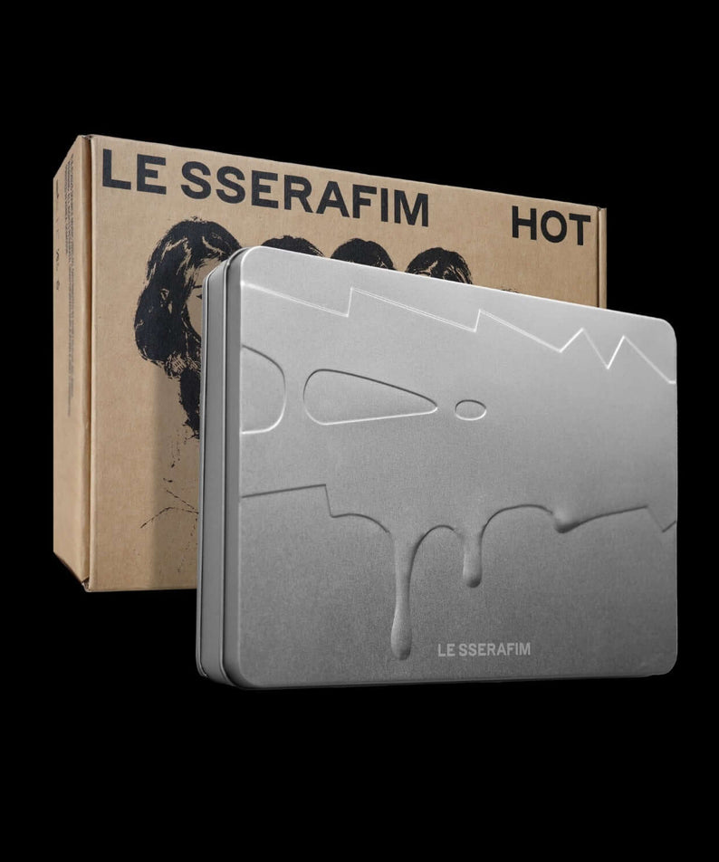 LE SSERAFIM - 5th Mini Album [HOT] (TIN CASE ver.) - Album Kpop, tin case argent, boîte en arrière-plan sur fond noir