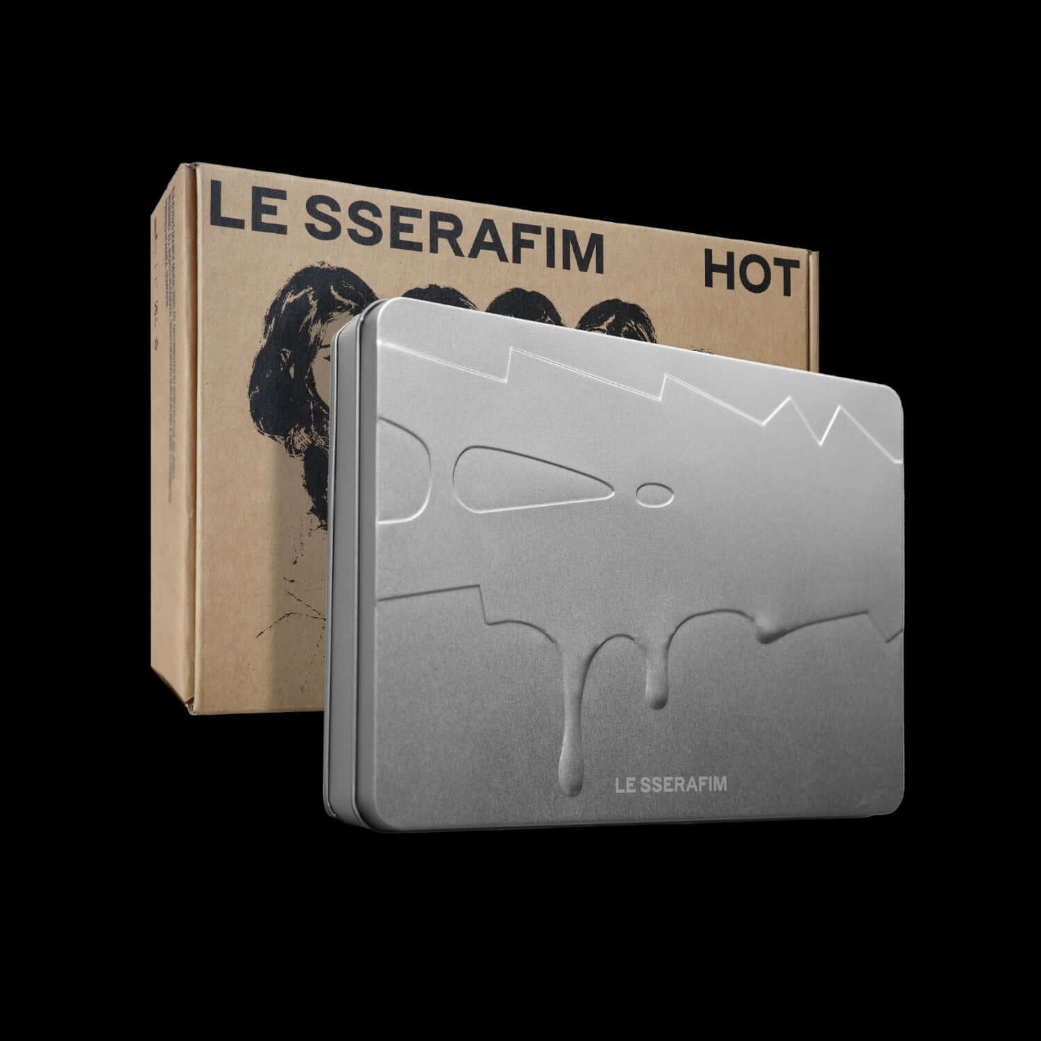 LE SSERAFIM - 5th Mini Album [HOT] (TIN CASE ver.) - Album Kpop, tin case argent, boîte en arrière-plan sur fond noir