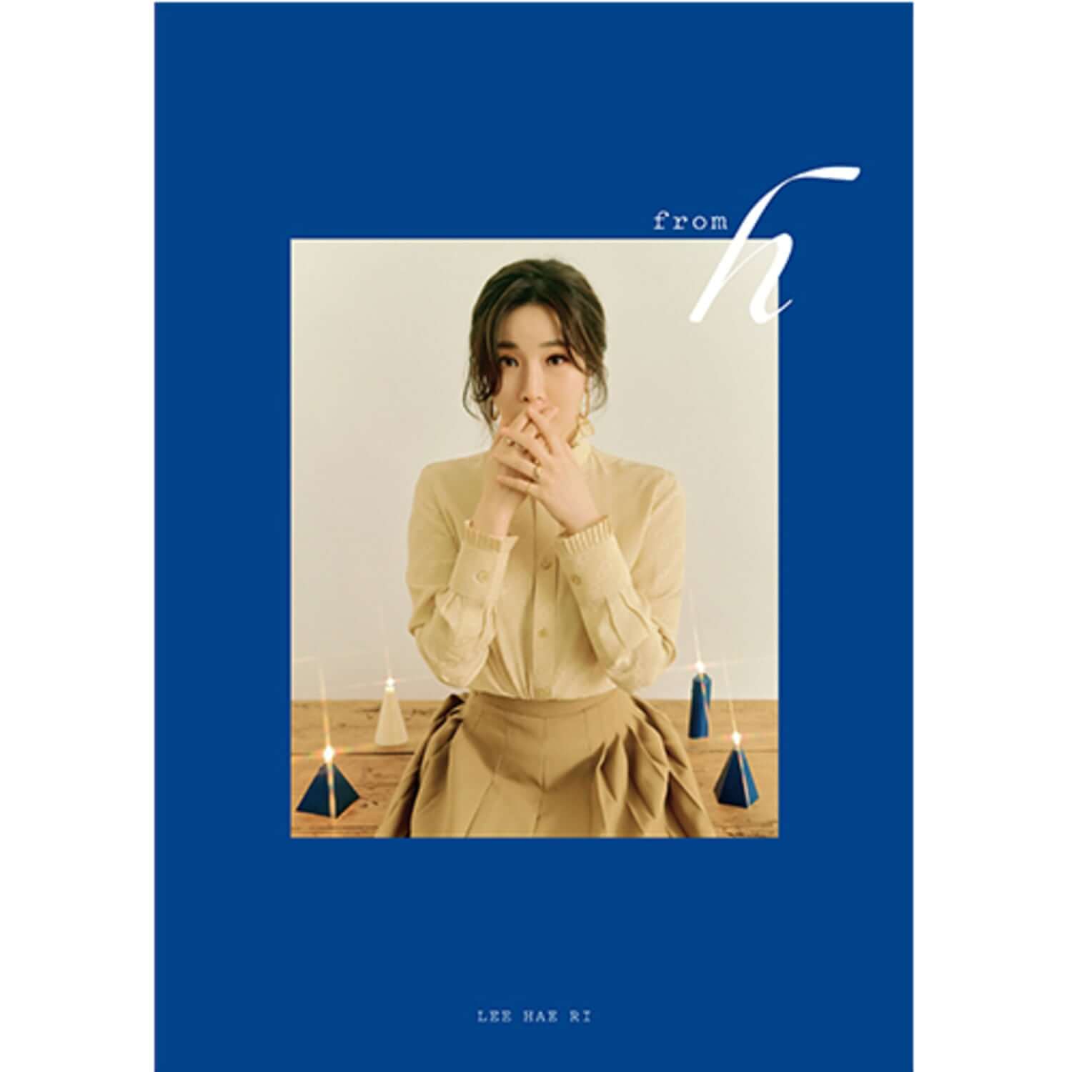 LEE HAERI - 2nd Album [FROM H] - Album Kpop, pochette avec Lee Haeri en tenue beige, fond bleu, ambiance festive