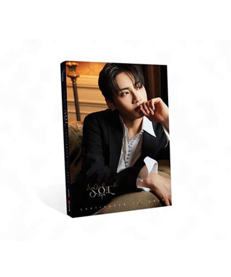 LEE JINHYUK - [S.O.L] (GOLD ver.) - Album Kpop : couverture dorée avec portrait de Lee Jinhyuk en costume, éclairage studio.