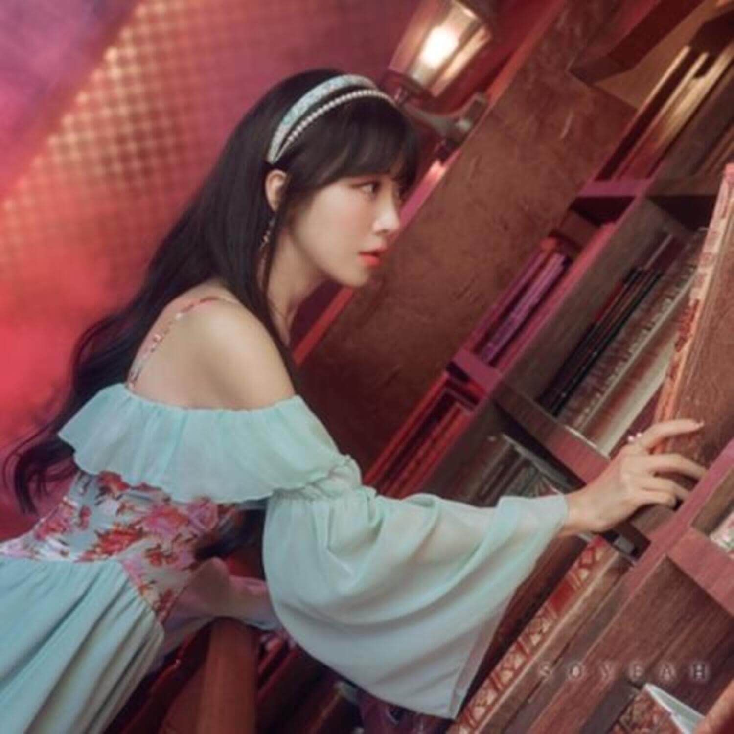 LEE SOYE - 1st Album [Here I Am] - Album Kpop, photo de l’artiste au piano en concept rétro.