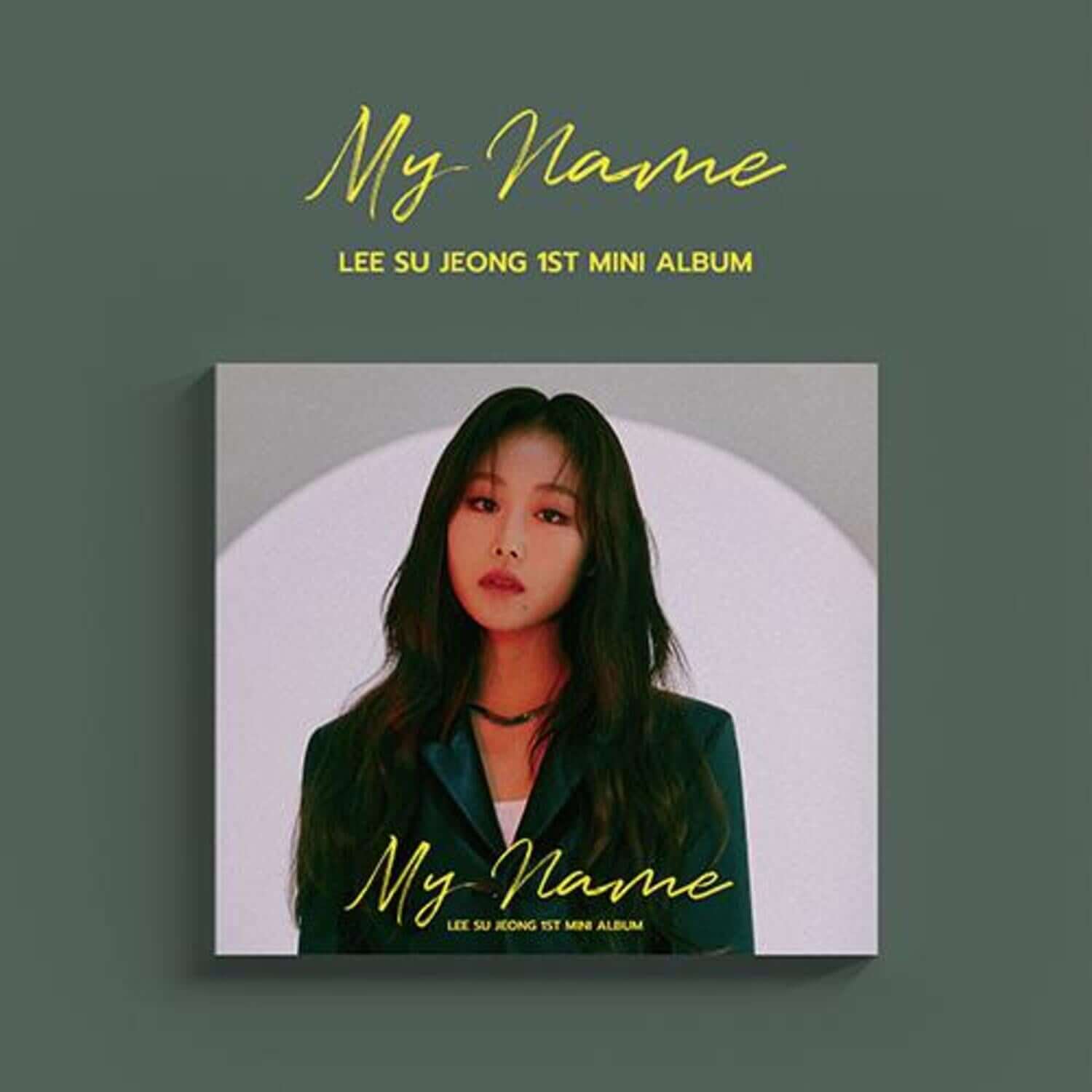 LEE SU JEONG - 1st Album [My Name] - Album Kpop : couverture avec photo de LEE SU JEONG, fond vert, titre My Name