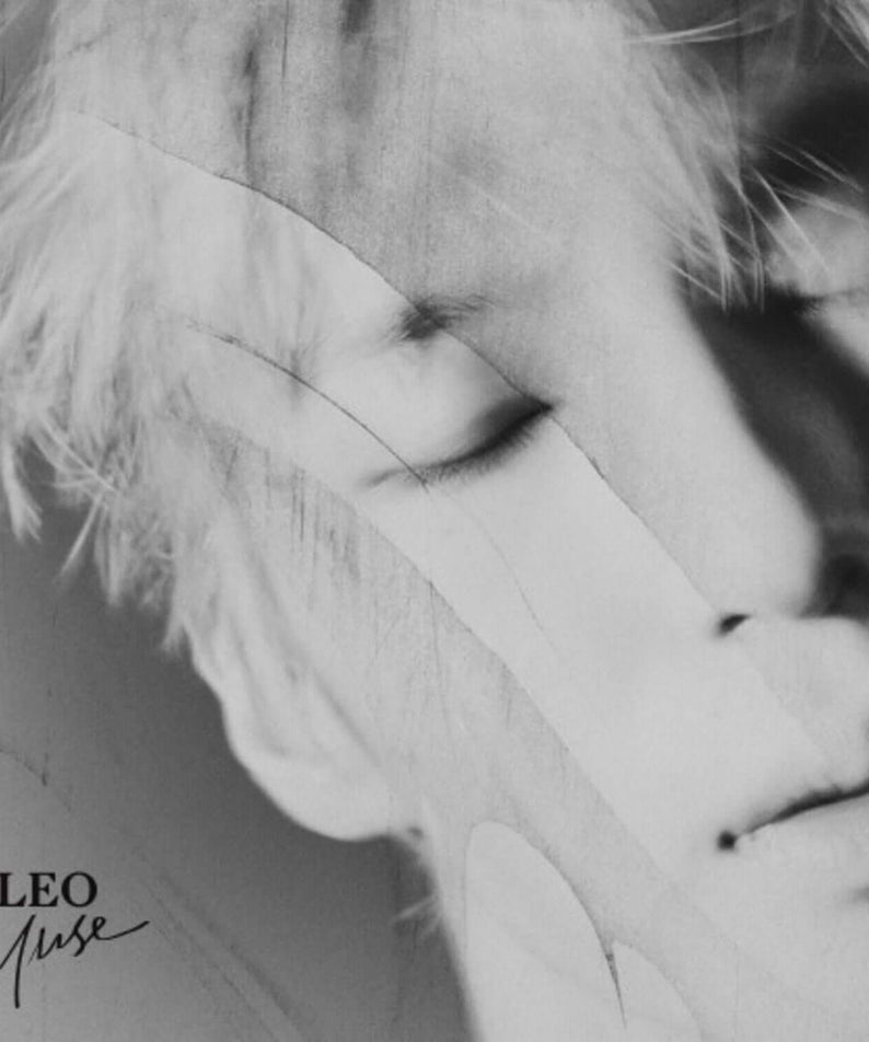 LEO - 2nd Album [MUSE] - Album Kpop : photo noir et blanc de LEO, pochette avec marque “MUSE”.