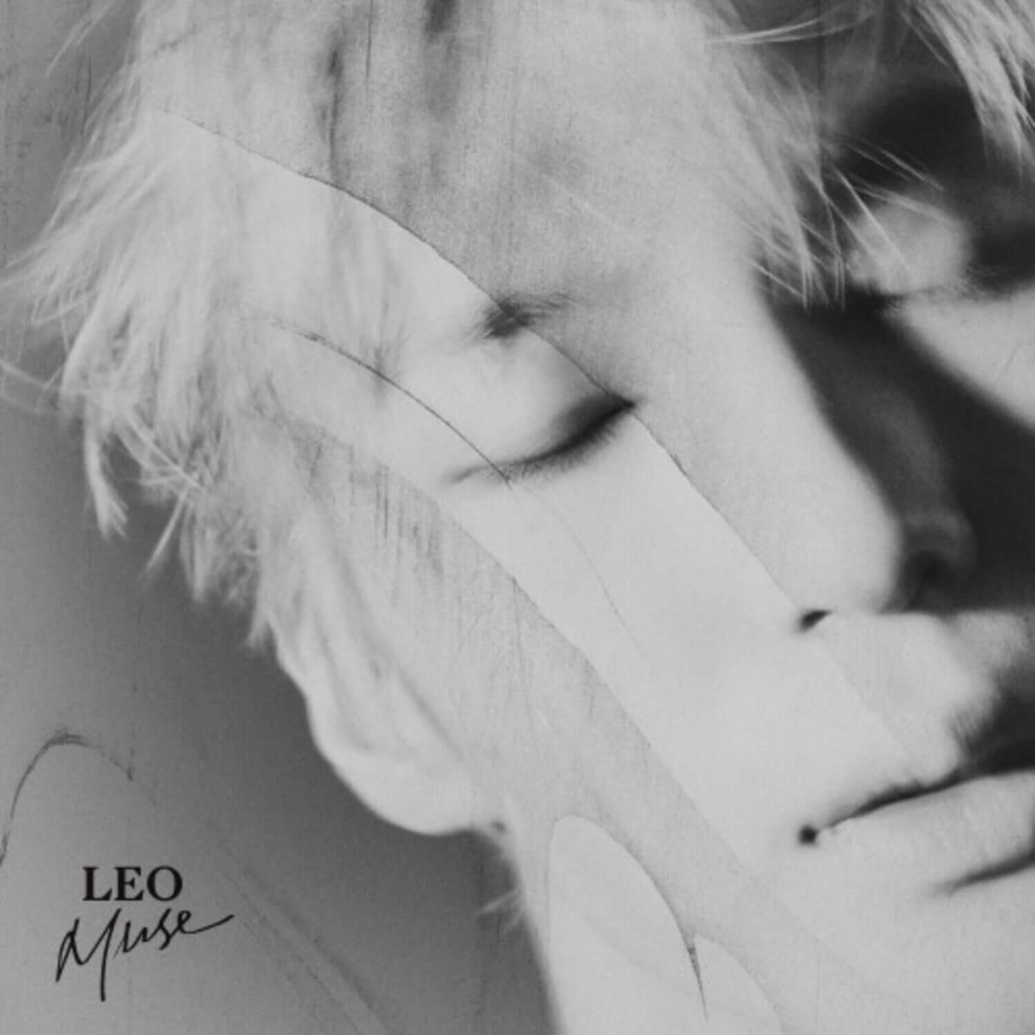 LEO - 2nd Album [MUSE] - Album Kpop : photo noir et blanc de LEO, pochette avec marque “MUSE”.