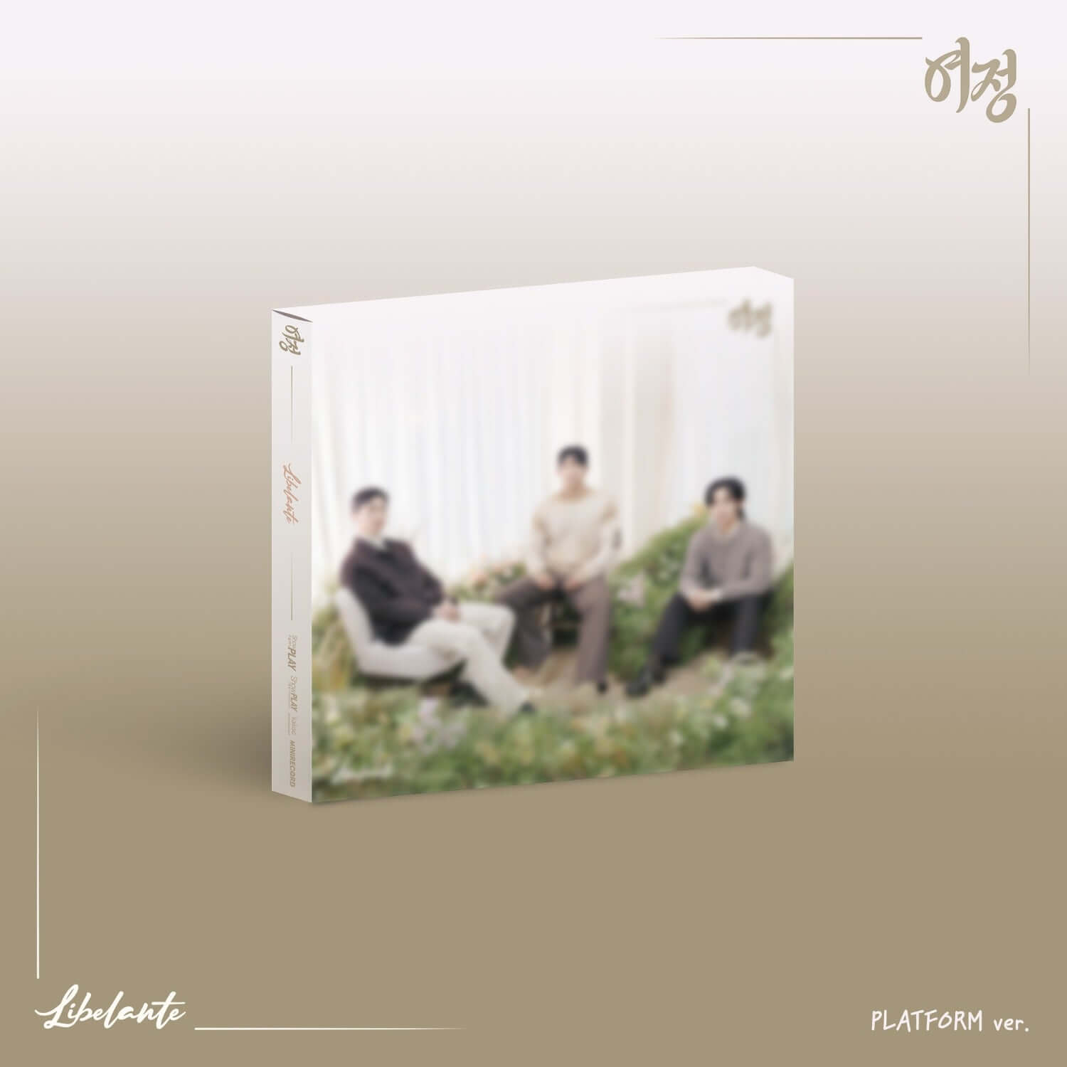LIBELANTE - (PLATFORM ver.) - Album Kpop Libelante : visuel du coffret avec trio assis dans l’herbe, arrière-plan lumineux.