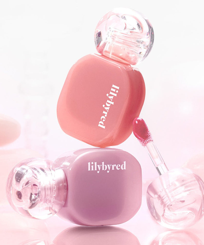 LILYBYRED Balming Dewy Tint de la marque, pack cosmétique rose et violet sur fond pastel lumineux