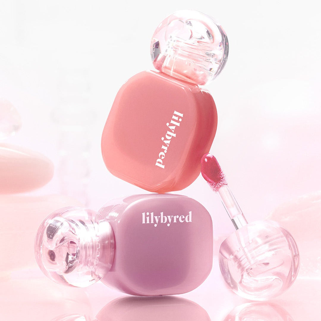 LILYBYRED Balming Dewy Tint de la marque, pack cosmétique rose et violet sur fond pastel lumineux