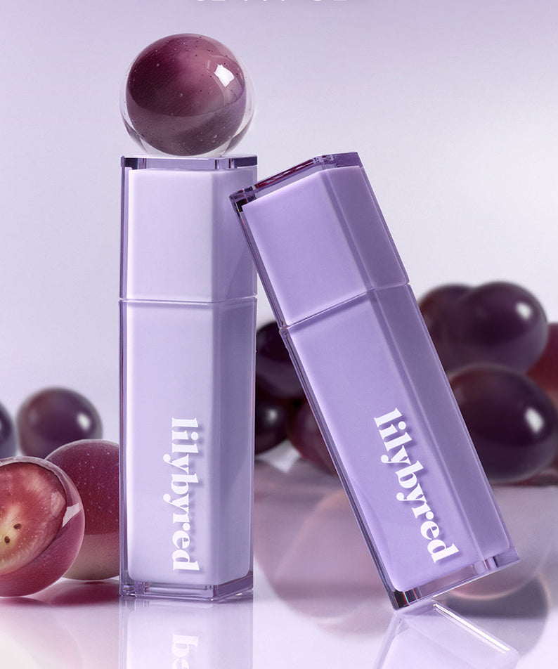 LILYBYRED Bloody Coating Tint, packaging violet et billettes rouges, visuel maquillage sur fond clair (marque LILYBYRED).