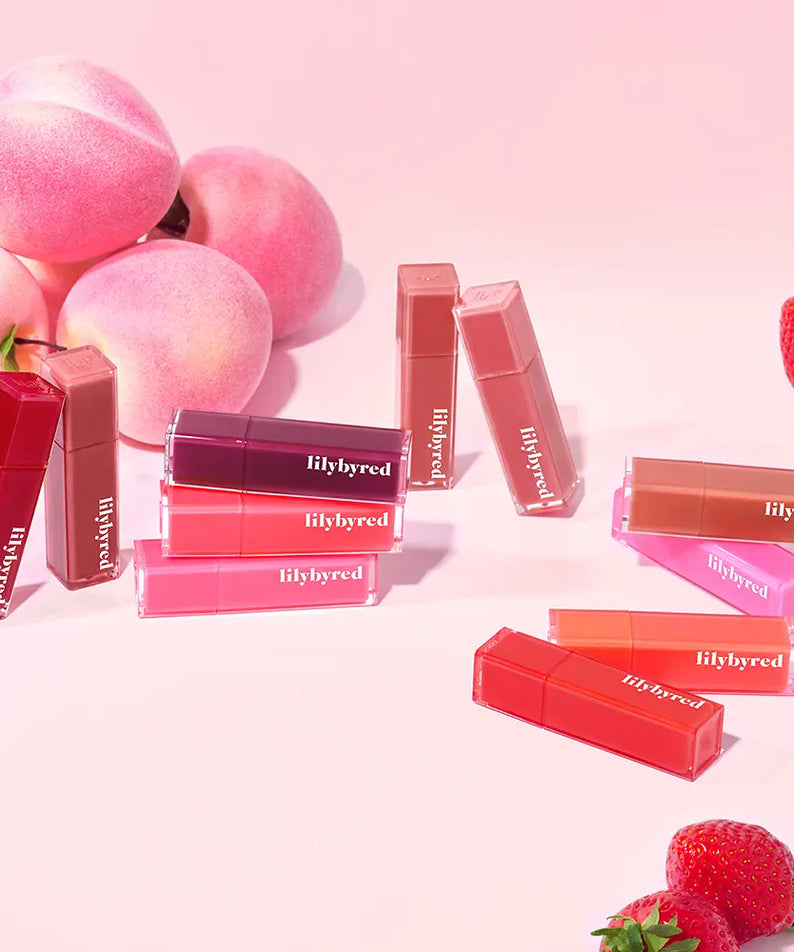 LILYBYRED Bloody Coating Tint : maquillage lèvres rouge bordeaux, packaging lilybyred sur fond rose avec fruits et fraises