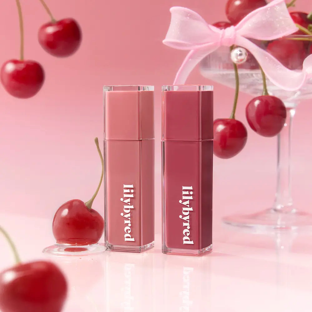 LILYBYRED Bloody Coating Tint : packshots de deux rouges à lèvres LILYBYRED sur fond rose, cerises rouges en décor.
