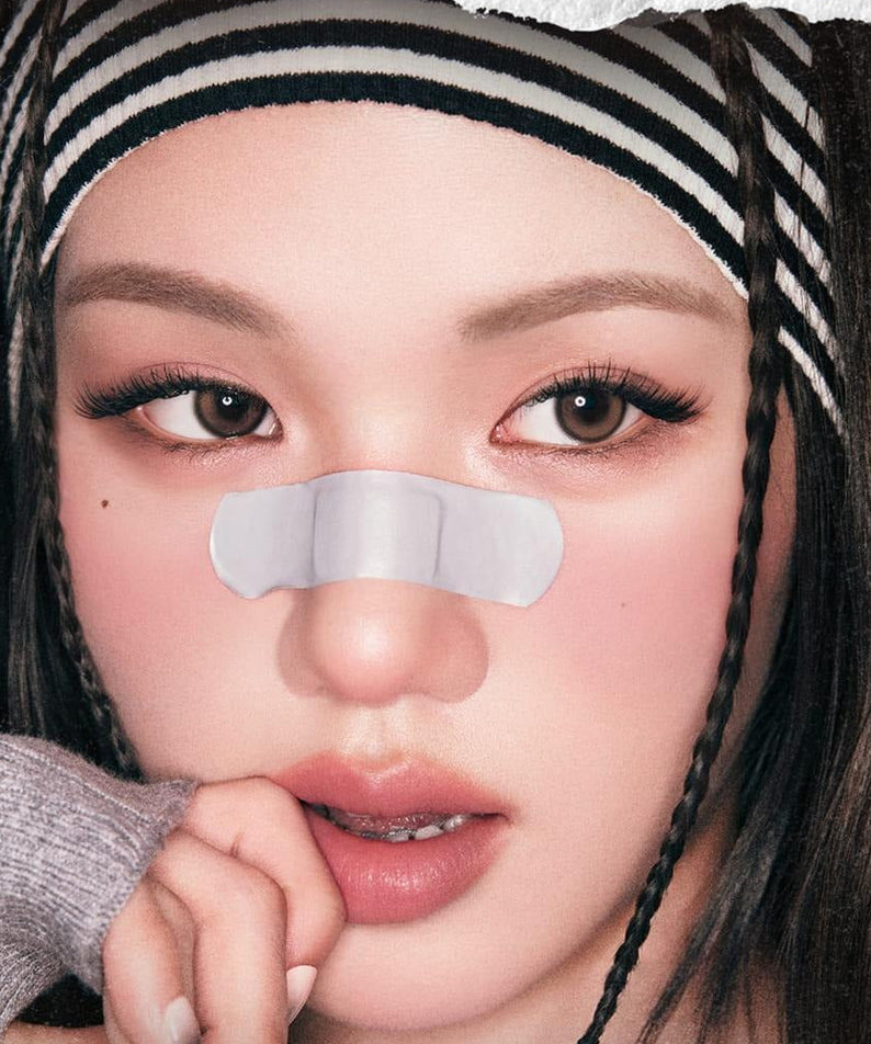 LILYBYRED Love Beam Cheek Mousse par LILYBYRED sur peau maquillée, modèle visage avec ruban, éclairage doux, vue rapprochée.