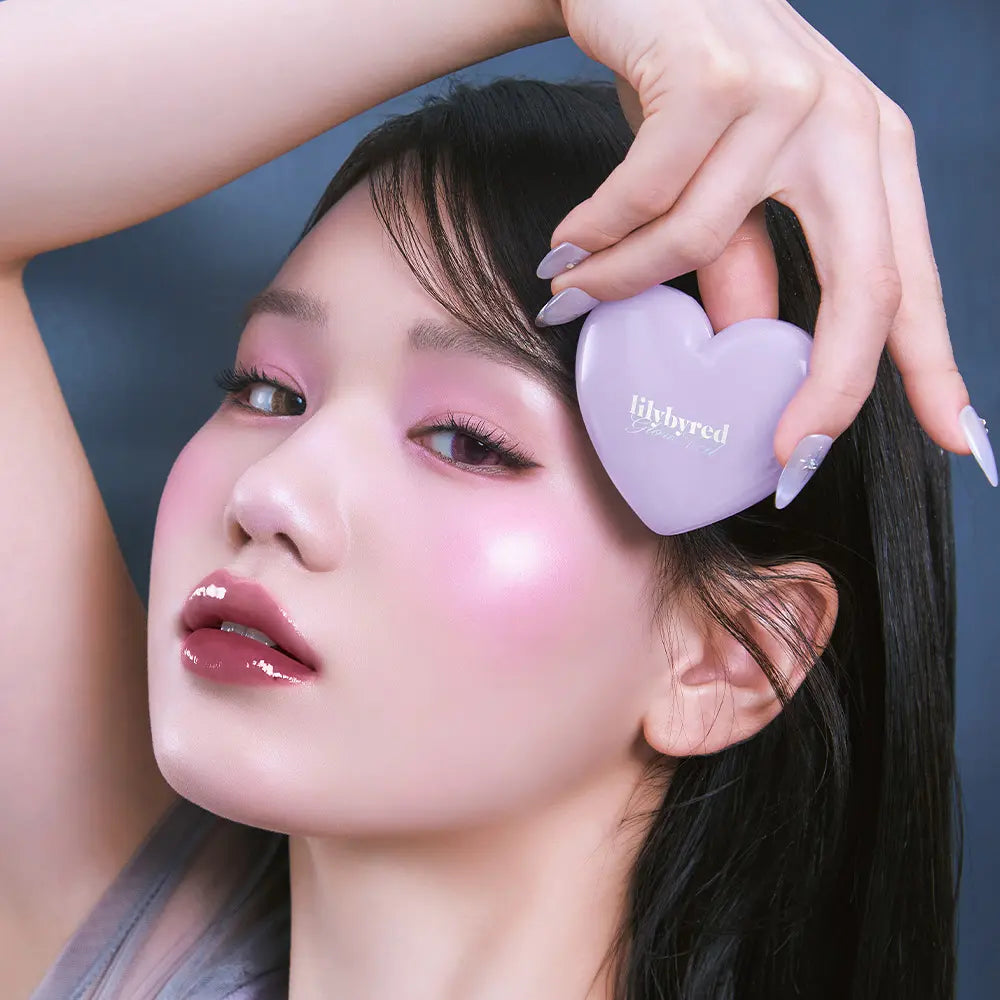 LILYBYRED Love Beam Glow Veil de LILYBYRED, application sur le visage avec effet glow, maquillage et mains