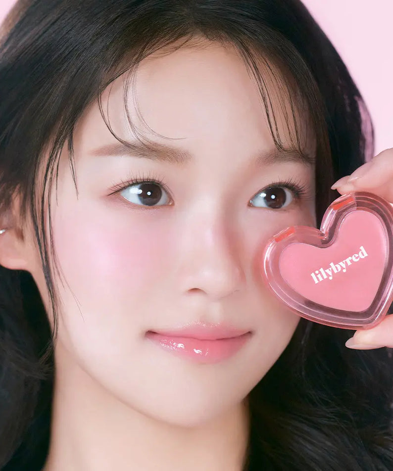 LILYBYRED Love Beam Sherbet Cheek, jeune femme makeup tenant un cœur rose, contexte beauté pastel, produit visible