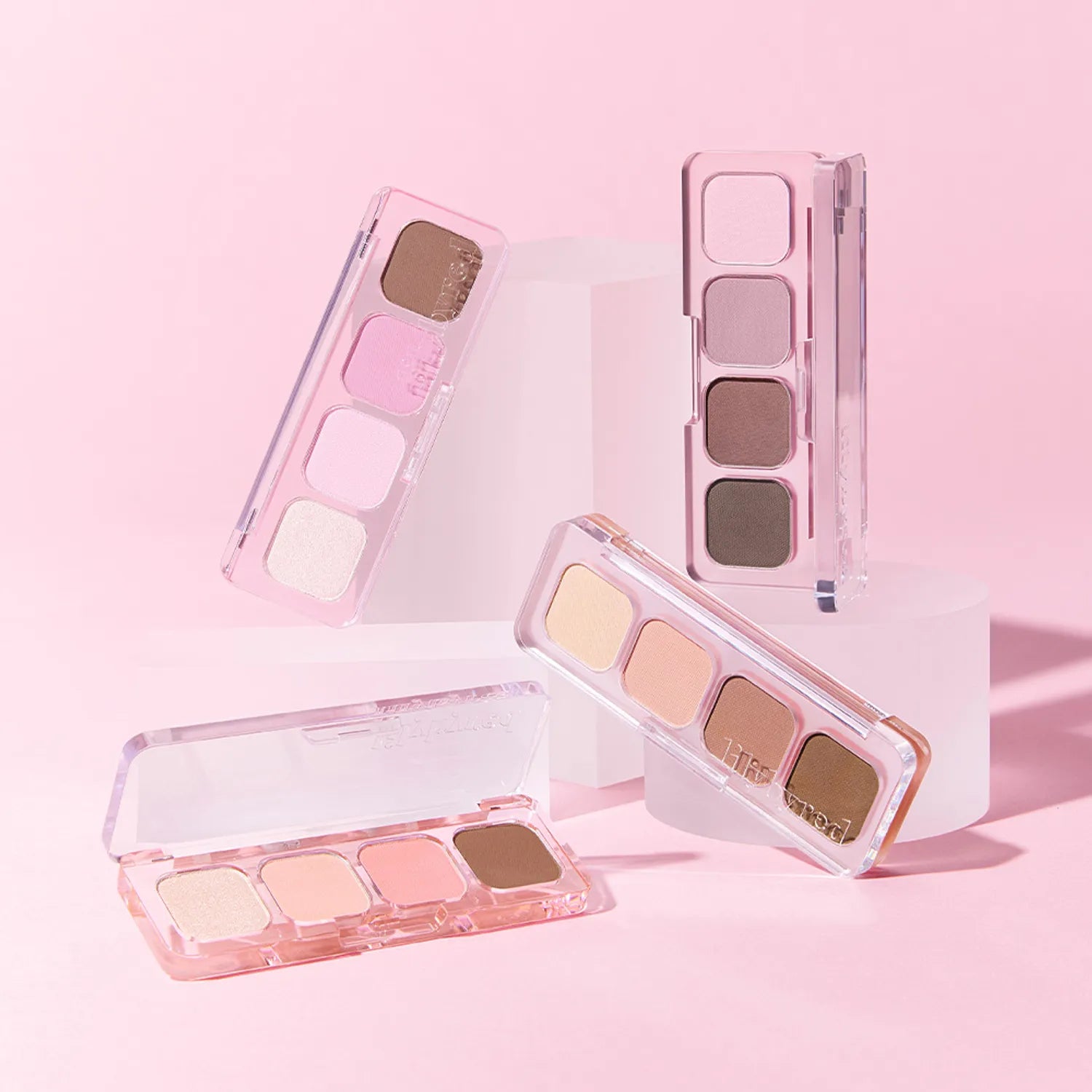 LILYBYRED Mood It Palette de la marque, palette de maquillage avec fards nude et roses sur fond rose