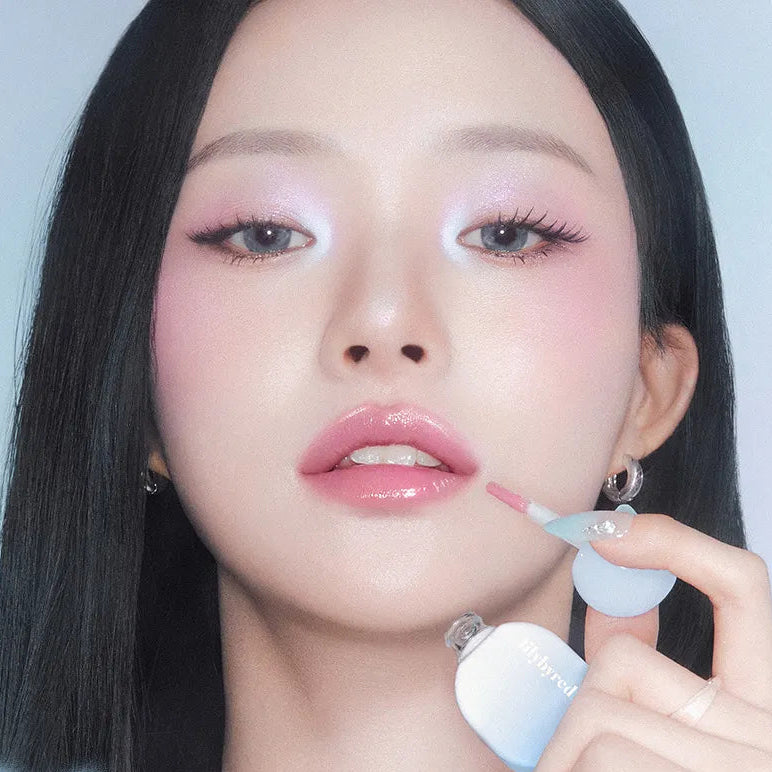 LILYBYRED Sugar Wrapping Tint Gloss de la marque LILYBYRED, sur lèvres, visuel maquillage bouche avec doigt.