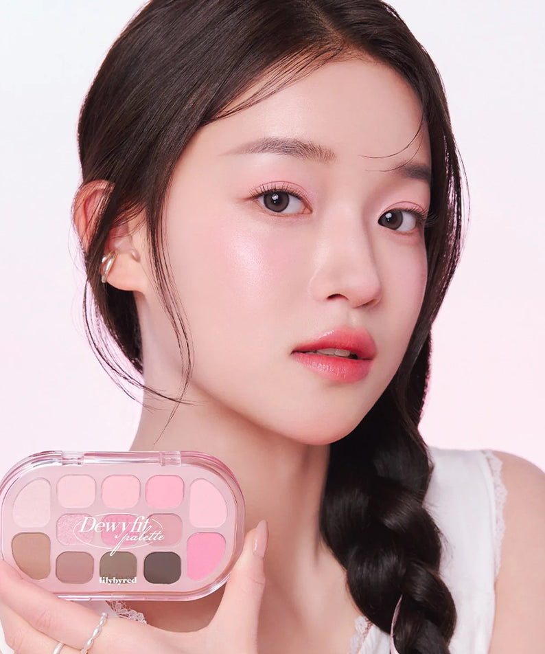 Palette LILYBYRED Dewy Fit tenue par jeune femme, maquillage frais et lumineux, couleurs roses et naturelles.