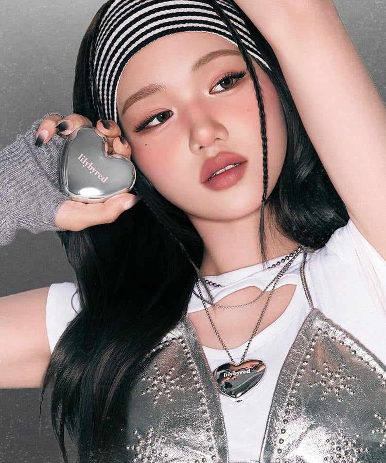 Femme portant le LILYBYRED Love Beam Cheek Mousse avec style moderne et audacieux.