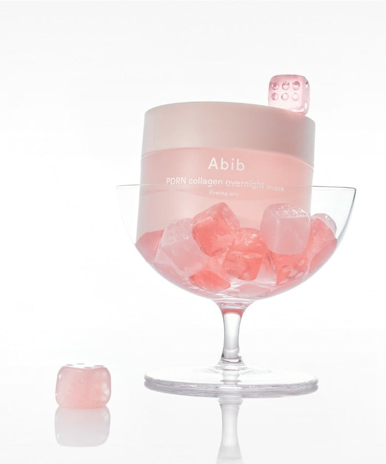 ABIB PDRN Collagen Overnight Mask Firming Jelly 80ml dans un verre transparent avec glaçons roses.
