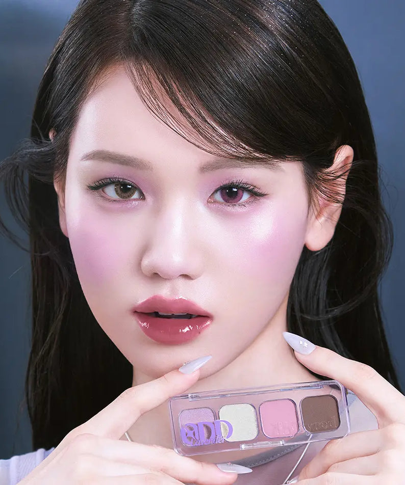 Femme tenant un LILYBYRED Mood It Palette, maquillage vibrant, beauté éclatante, palette de fards à paupières élégante.