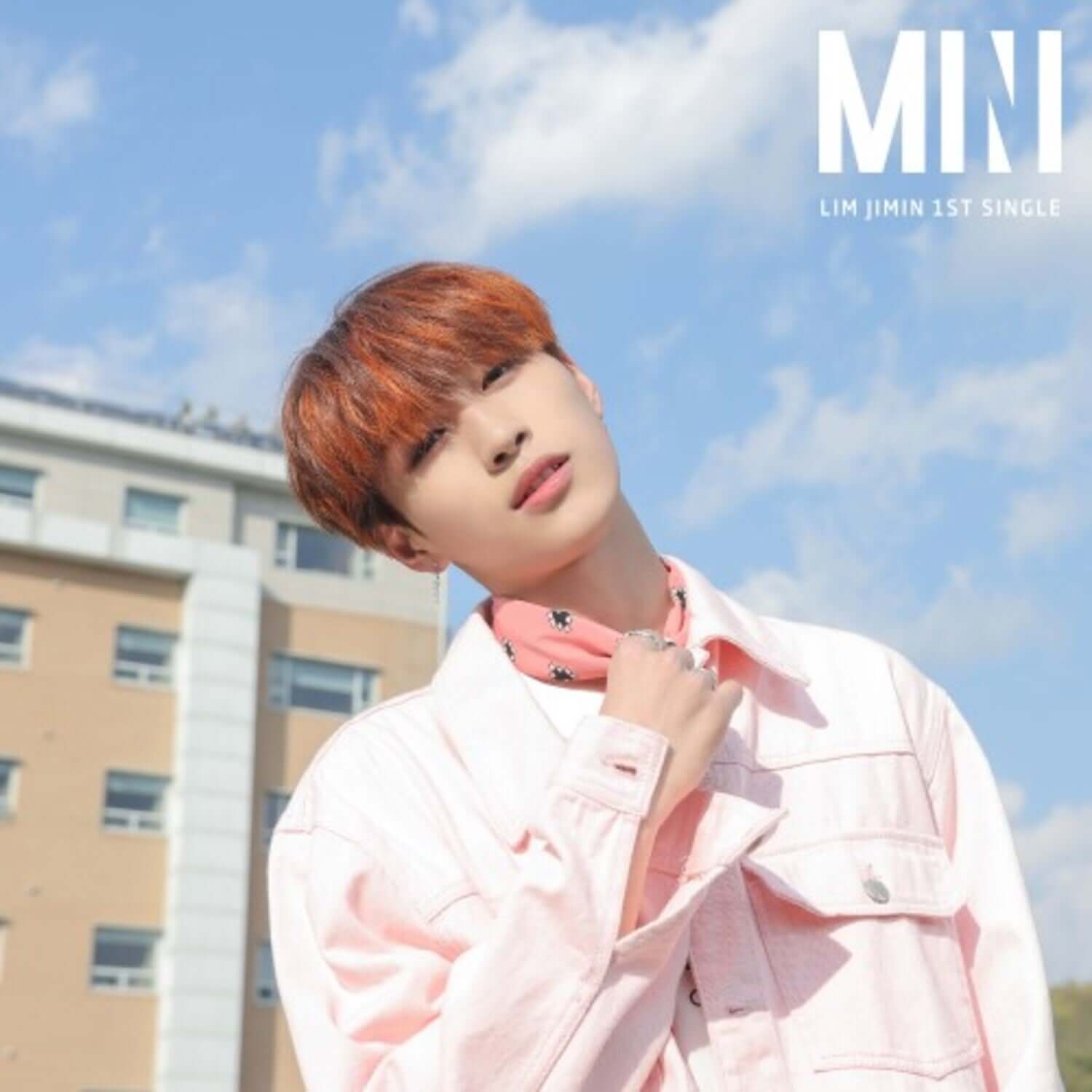 LIM JIMIN - 1st Album [MIN] - Album Kpop : photo promotionnelle de LIM JIMIN, ciel bleu et bâtiment en arrière-plan