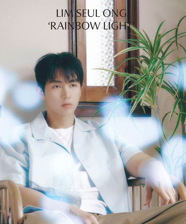 LIM SEULONG - [Rainbow Light] - Album Kpop : photo de LIM SEULONG assis, intérieur lumineux, ambiance arc-en-ciel