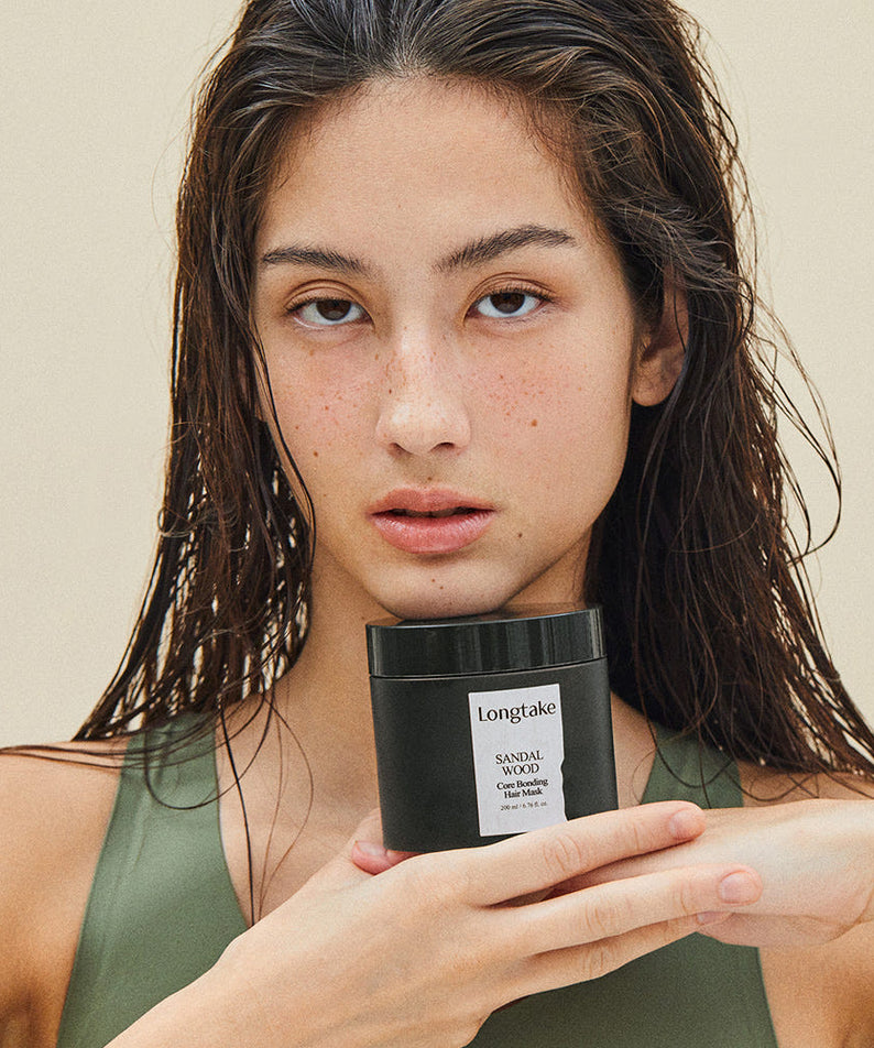 LONGTAKE Core Bonding Perfume Hair Mask Hair Pack 200ml, Longtake, femme tient le pot, cheveux humides, fond clair.