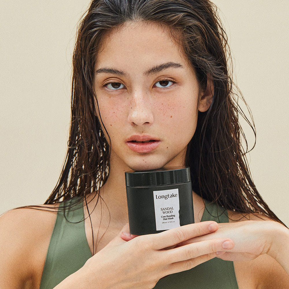 LONGTAKE Core Bonding Perfume Hair Mask Hair Pack 200ml, Longtake, femme tient le pot, cheveux humides, fond clair.
