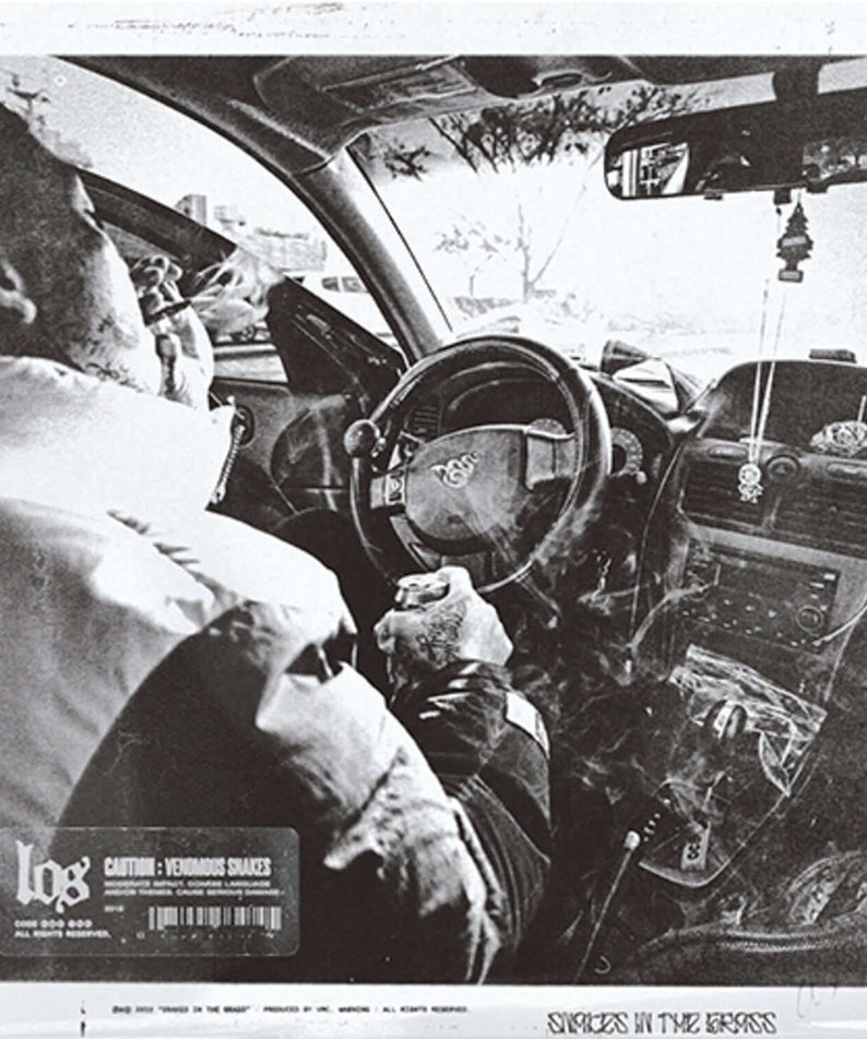 LOS - [SNAKES IN THE GRASS] - Album Kpop : LOS, voiture et pilote en noir et blanc, ambiance mystérieuse, visuel promo